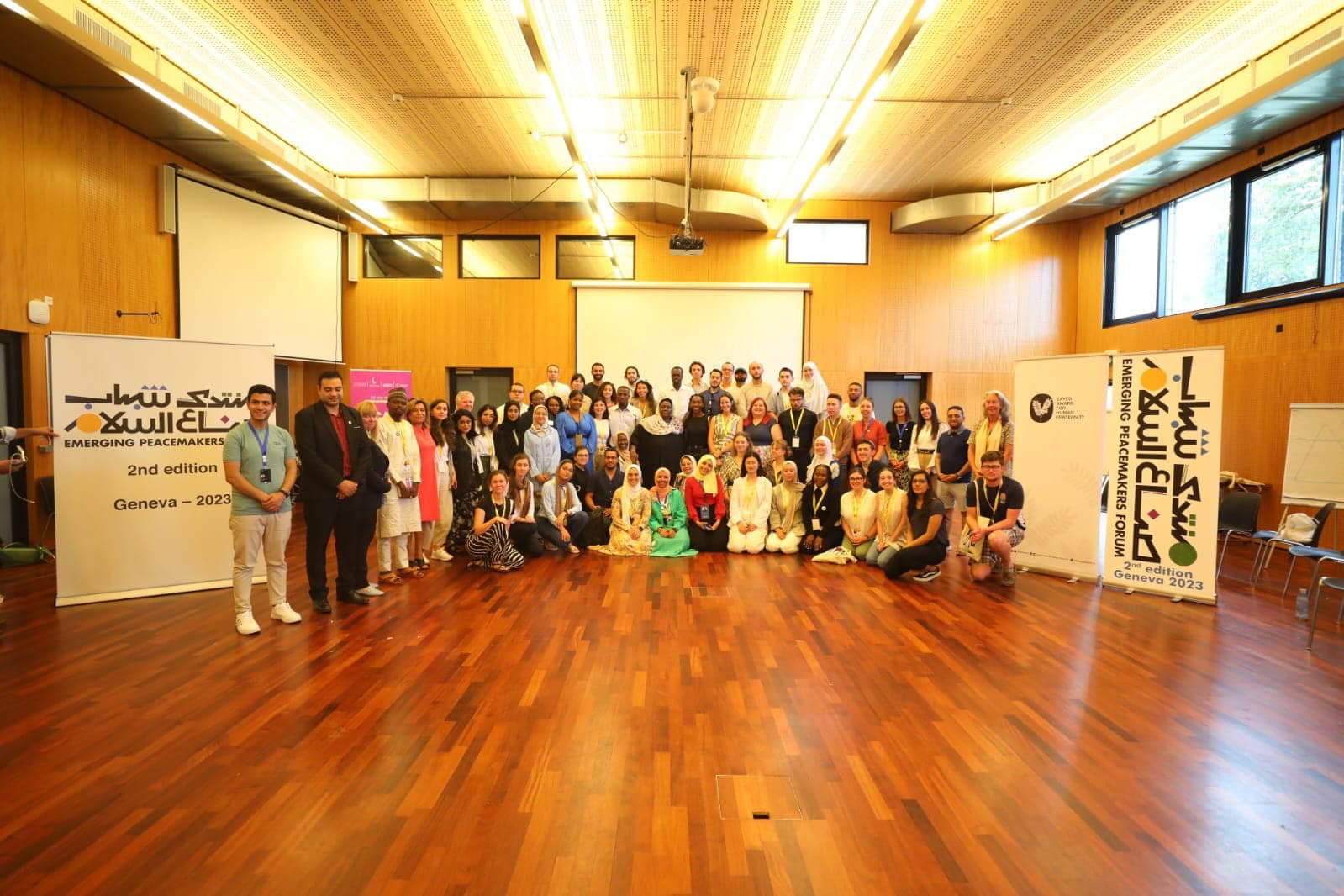 "ماما شمسة" الفائزة بجائزة زايد تلتقي المشاركين في فعاليات "منتدى شباب صناع السلام"