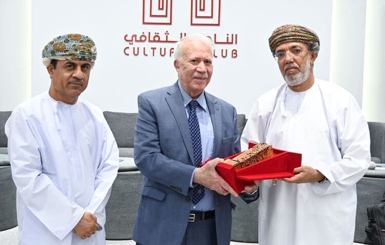 تكريم عُماني للدكتورإبراهيم السعافين الشخصية الثقافية العربية لعام 2023