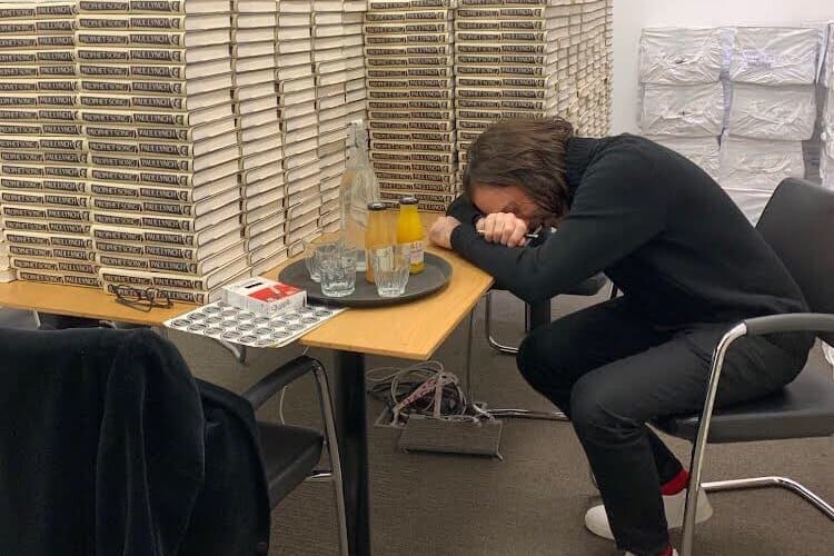 الآيرلندي بول لنتش يجري 60 مقابلة تلفزيونية ويوقع 2000 كتاب في جلسة واحدة!