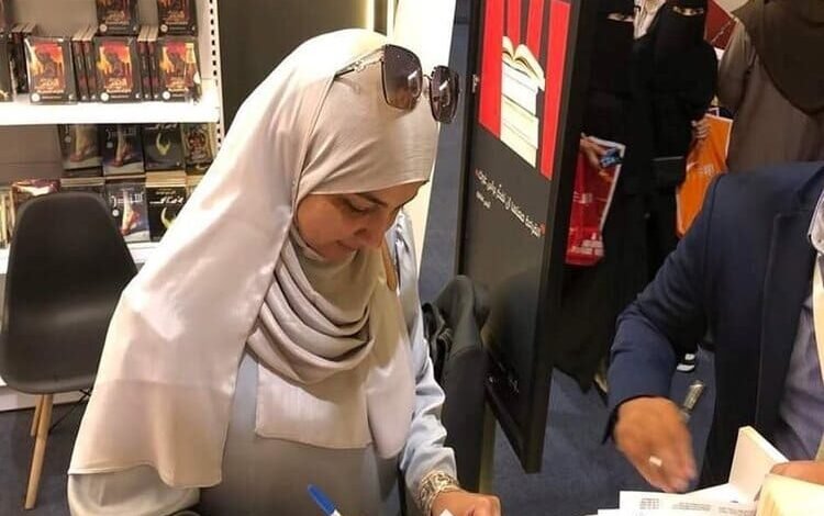 الكاتبة التونسية خولة حمدي توقيع أعمالها بمعرض القاهرة الدولي للكتاب..