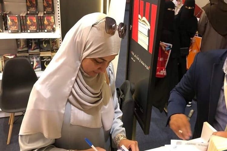 الكاتبة التونسية خولة حمدي توقيع أعمالها بمعرض القاهرة الدولي للكتاب..