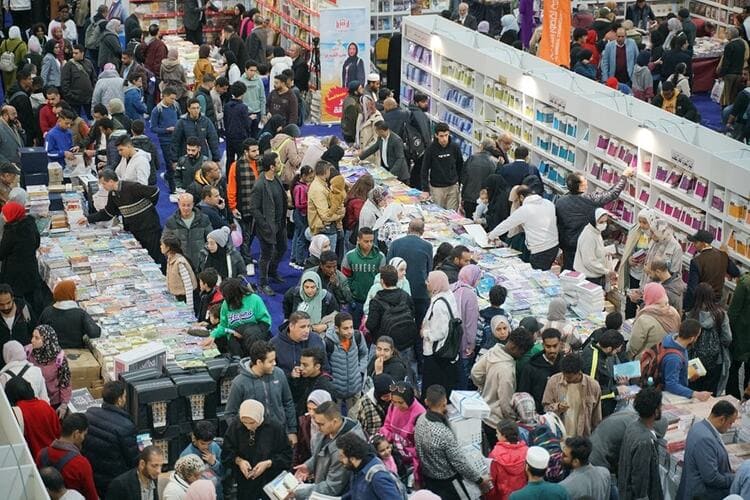 اقبال كبير على معرض القاهرة الدولي للكتاب 2024 بعد افتتاحه للجمهور..