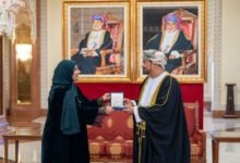 وزير ديوان البلاط السُّلطاني خالد البوسعيدي يسلم الحارثي وسام الإشادة السُّلطانيّة