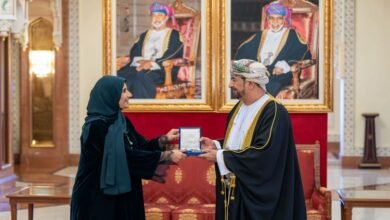 وزير ديوان البلاط السُّلطاني خالد البوسعيدي يسلم الحارثي وسام الإشادة السُّلطانيّة