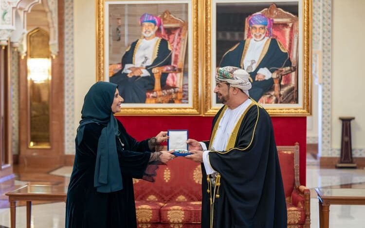 وزير ديوان البلاط السُّلطاني خالد البوسعيدي يسلم الحارثي وسام الإشادة السُّلطانيّة