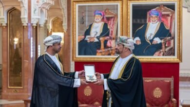 وزير ديوان البلاط السُّلطاني خالد البوسعيدي يسلم القاسمي وسام الإشادة السُّلطانيّة