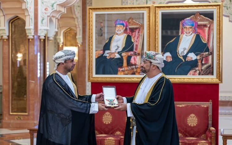 وزير ديوان البلاط السُّلطاني خالد البوسعيدي يسلم القاسمي وسام الإشادة السُّلطانيّة