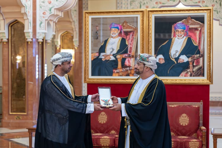 وزير ديوان البلاط السُّلطاني خالد البوسعيدي يسلم القاسمي وسام الإشادة السُّلطانيّة
