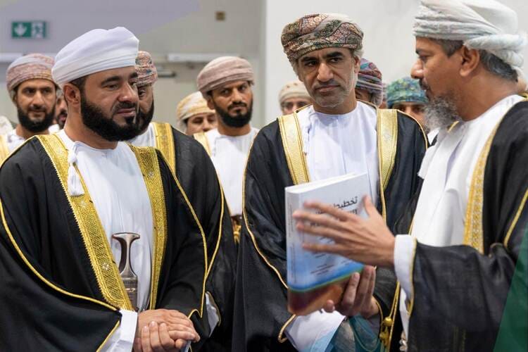 معرض مسقط الدولي للكتاب فعالياته لليوم الرابع على التوالي