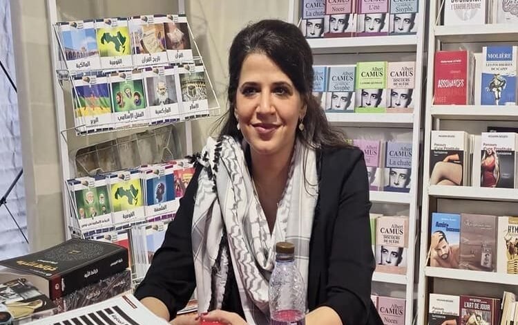 الكاتبة بثينة العيسى توقع أعمالها في معرض تونس الدولي للكتاب.