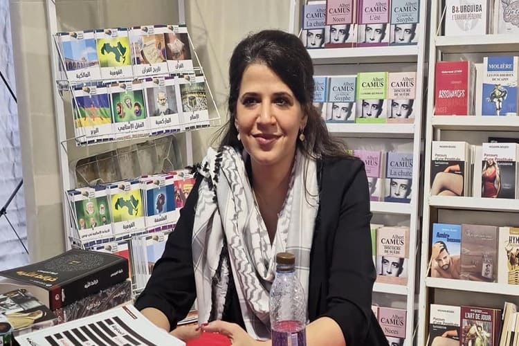 الكاتبة بثينة العيسى توقع أعمالها في معرض تونس الدولي للكتاب.