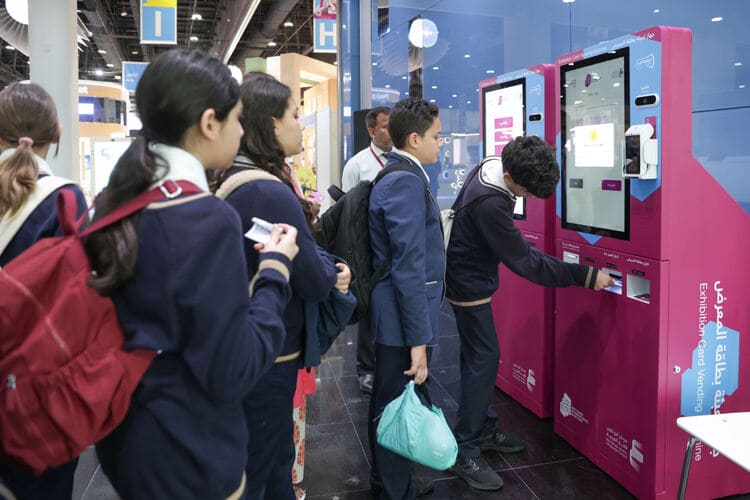 للمرة الأولى عربيا.. اعتماد الدفع الالكتروني لشراء الكتب بمعرض أبوظبي للكتاب 2024