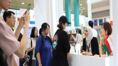 جوخة الحارثية توقع في معرض سيئول ترجمة "سيدات القمر" للغة الكورية