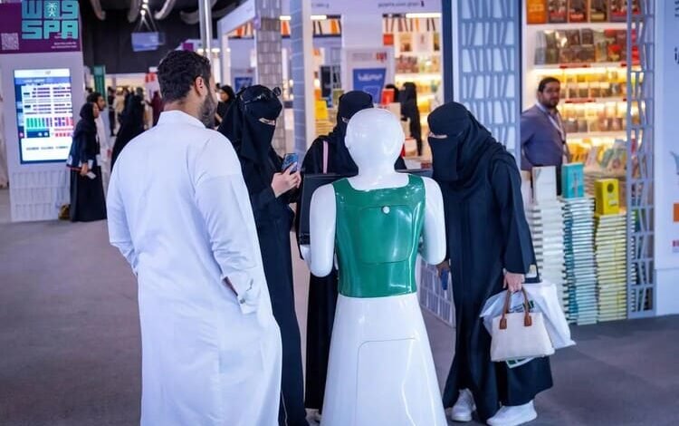 "روبوت سعودي" يتحدث 96 لغة يستقبل زوار معرض الرياض للكتاب 2024