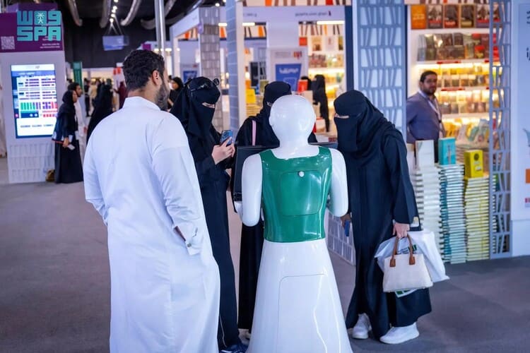 "روبوت سعودي" يتحدث 96 لغة يستقبل زوار معرض الرياض للكتاب 2024