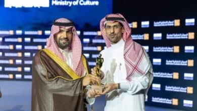 وزير الثقافة السعودي يكرم الروائي أسامة المسلم
