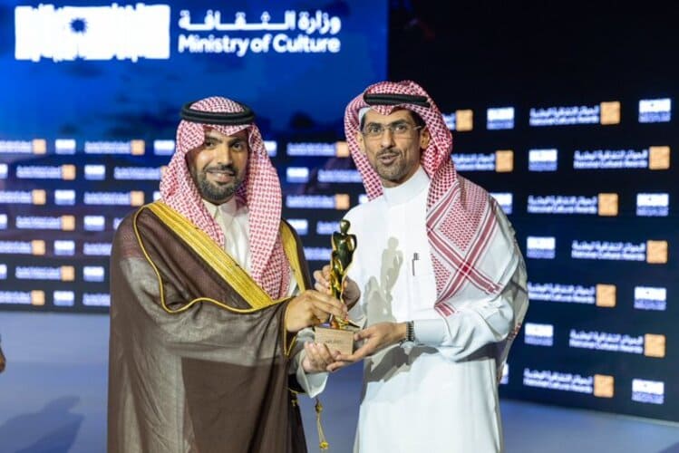 وزير الثقافة السعودي يكرم الروائي أسامة المسلم
