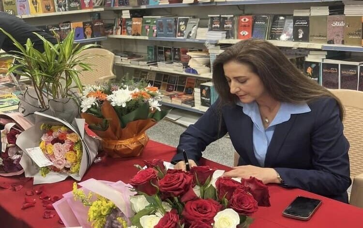 الإعلامية لنا شاهين توقع كتابها "أنا والميدان"