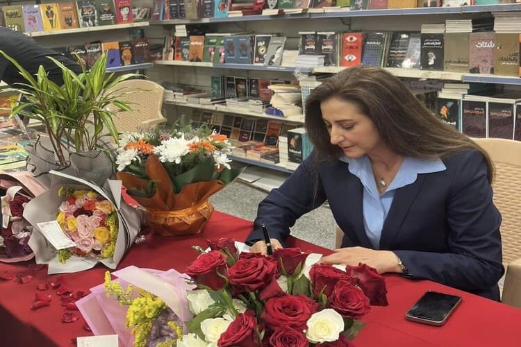 الإعلامية لنا شاهين توقع كتابها "أنا والميدان"