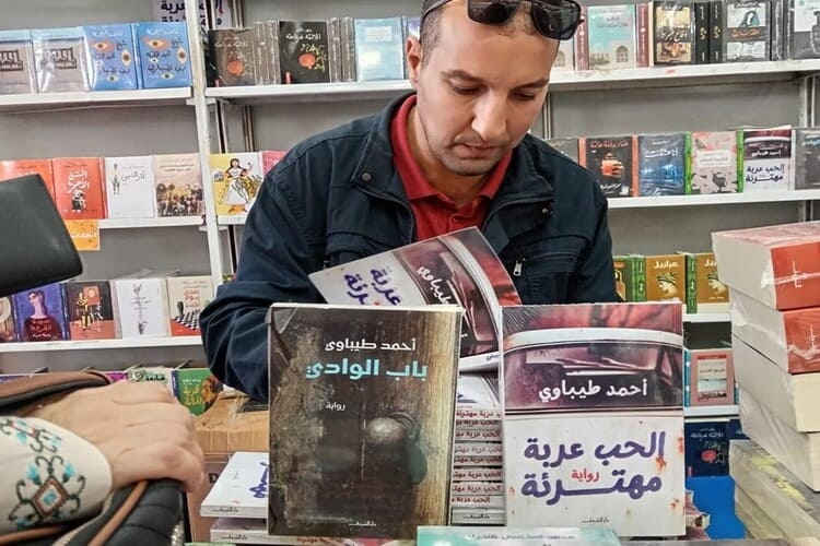 الروائي أحمد طيباوي يوقع أعماله بمعرض الجزائر الدولي للكتاب 2024.
