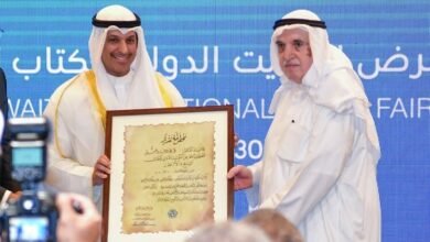 وزير الإعلام يكرم الدكتور عبد الله الغنيم شخصية معرض الكويت للكتاب 2024