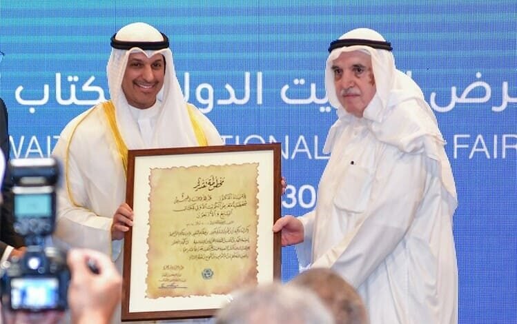 وزير الإعلام يكرم الدكتور عبد الله الغنيم شخصية معرض الكويت للكتاب 2024