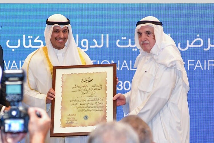 وزير الإعلام يكرم الدكتور عبد الله الغنيم شخصية معرض الكويت للكتاب 2024