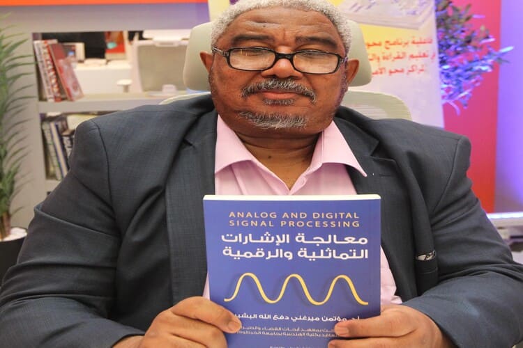 البروفيسور البشير يوقع كتاب "معالجة الإشارات التماثلية والرقمية" في معرض الشارقة