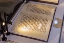 مخطوطات تاريخية نادرة في جناح المغرب بمعرض الشارقة للكتاب