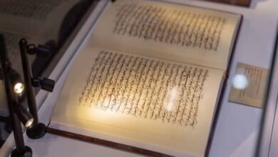 مخطوطات تاريخية نادرة في جناح المغرب بمعرض الشارقة للكتاب