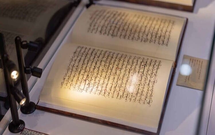 مخطوطات تاريخية نادرة في جناح المغرب بمعرض الشارقة للكتاب