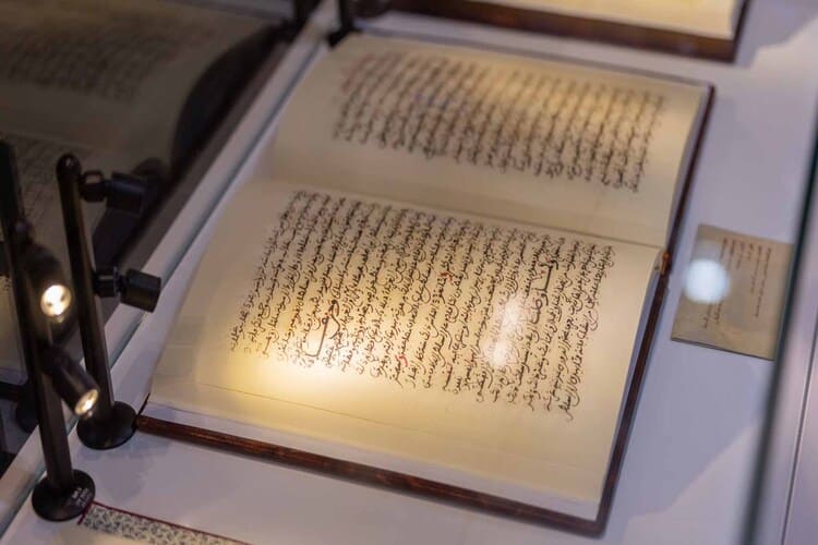 مخطوطات تاريخية نادرة في جناح المغرب بمعرض الشارقة للكتاب