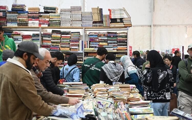 تخفيضات هيئة الكتاب تُشعل "تظاهرة ثقافية" بمعرض القاهرة للكتاب