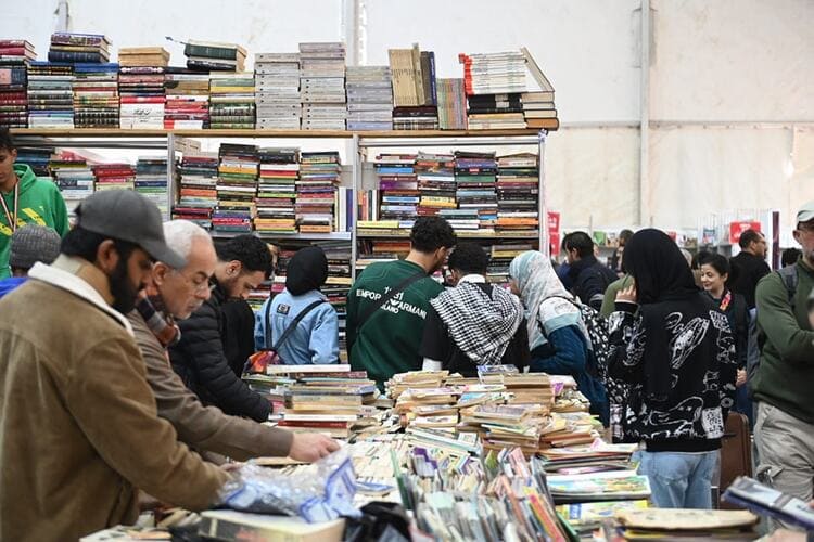 تخفيضات هيئة الكتاب تُشعل "تظاهرة ثقافية" بمعرض القاهرة للكتاب