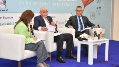 وزير ثقافة فنزويلا يحتفل بصدور كتابه في معرض القاهرة للكتاب