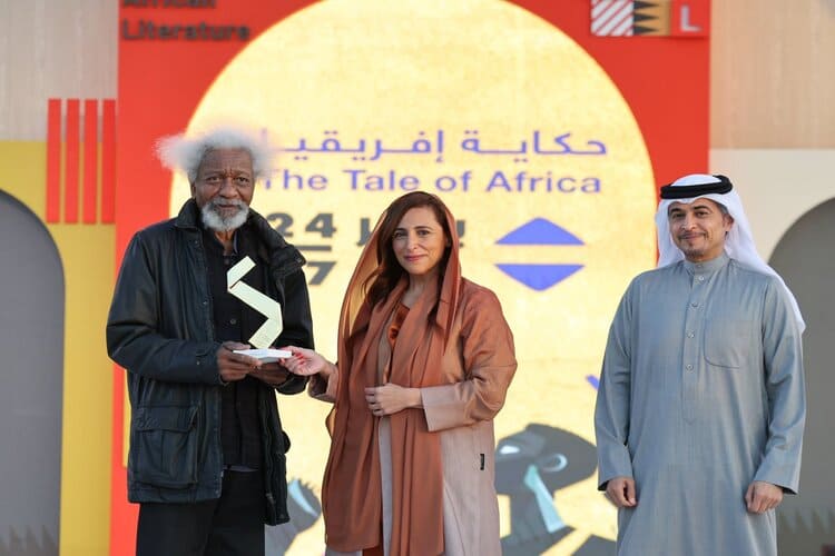 الشيخة بدور القاسمي تكرم الكاتب النيجيري وولي سوينكا بجائزة “الشارقة للتقدير الأدبي”