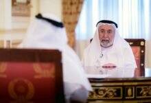 حاكم الشارقة يوقع إصداره الجديد في معرض مسقط الدولي للكتاب 2025