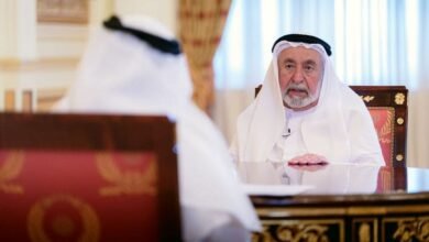 حاكم الشارقة يوقع إصداره الجديد في معرض مسقط الدولي للكتاب 2025