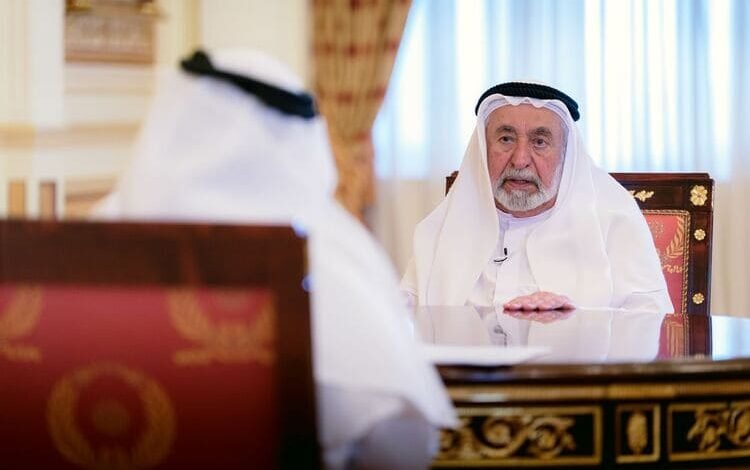 حاكم الشارقة يوقع إصداره الجديد في معرض مسقط الدولي للكتاب 2025