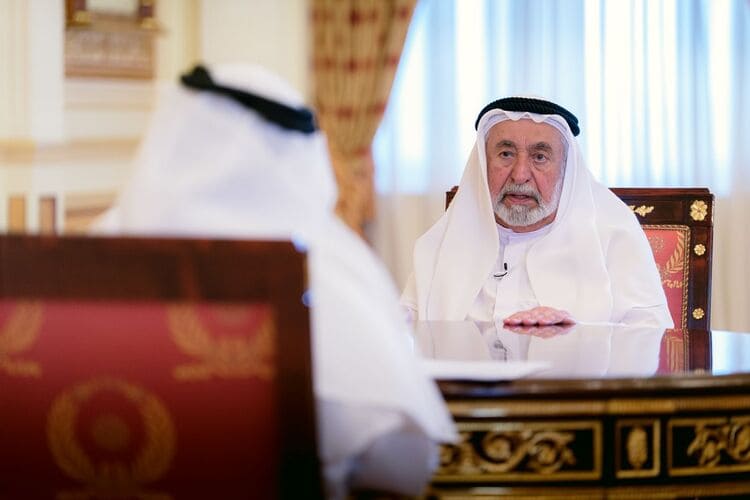 حاكم الشارقة يوقع إصداره الجديد في معرض مسقط الدولي للكتاب 2025