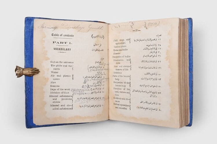 مخطوطات نادرة بين يدي جمهور معرض أبوظبي الدولي للكتاب 2025