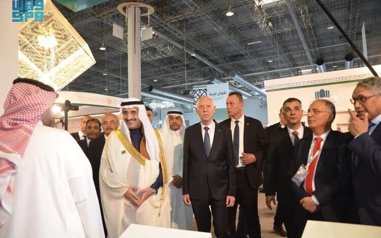 الرئيس التونسي يزور جناح السعودية في معرض تونس الدولي للكتاب 2025