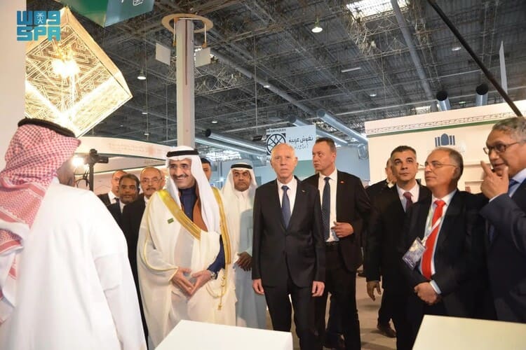 الرئيس التونسي يزور جناح السعودية في معرض تونس الدولي للكتاب 2025
