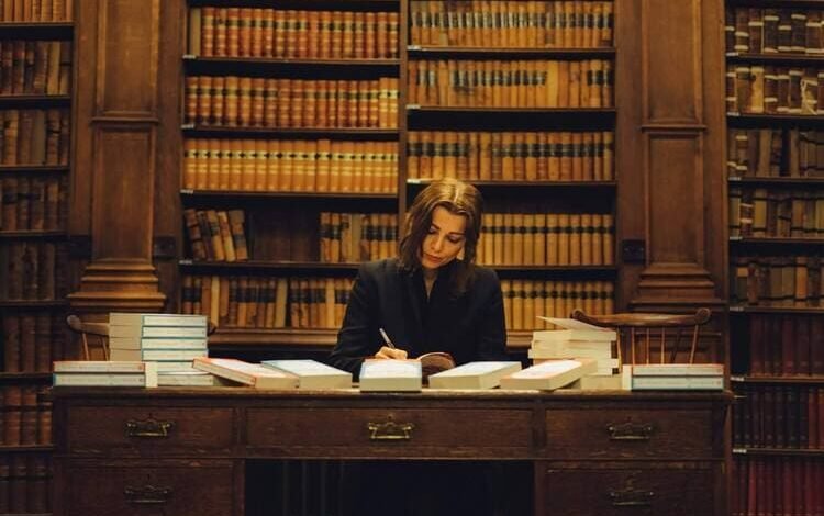 الروائية إليف شافاك تكتب عن سبب حاجتنا للروايات حتى الآن!
