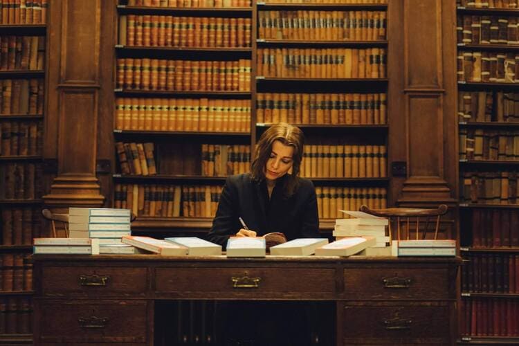 الروائية إليف شافاك تكتب عن سبب حاجتنا للروايات حتى الآن!