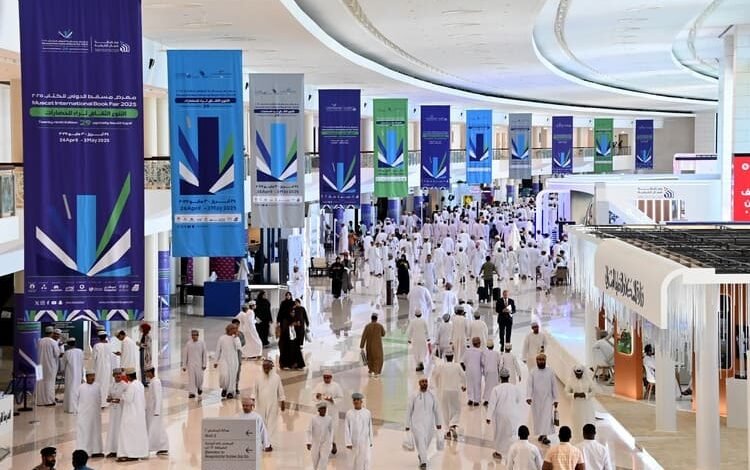 معرض مسقط الدولي للكتاب يسجل ارتفاعًا في عدد زواره بنسبة بلغت 64.81 بالمائة