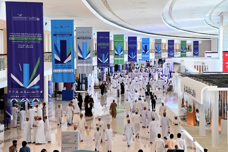 معرض مسقط الدولي للكتاب يسجل ارتفاعًا في عدد زواره بنسبة بلغت 64.81 بالمائة