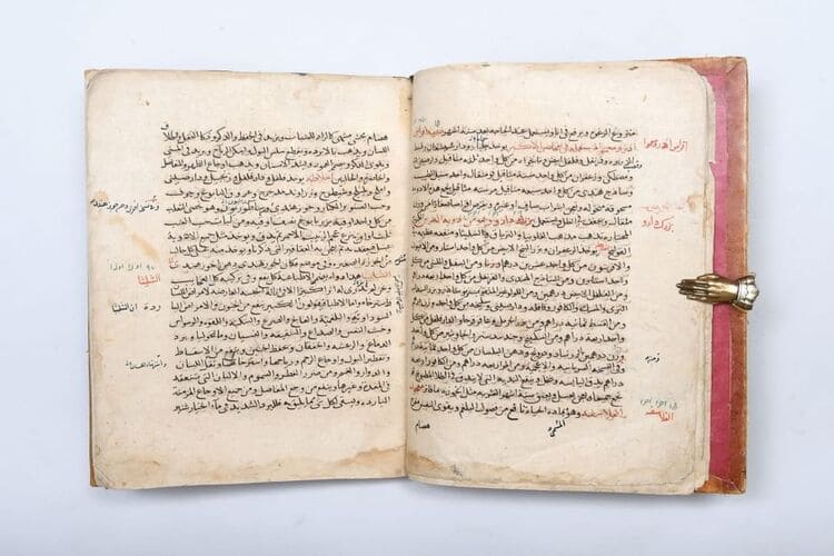 نسخة نادرة من موسوعة ابن سينا الطبية بمعرض أبوظبي الدولي للكتاب 2025