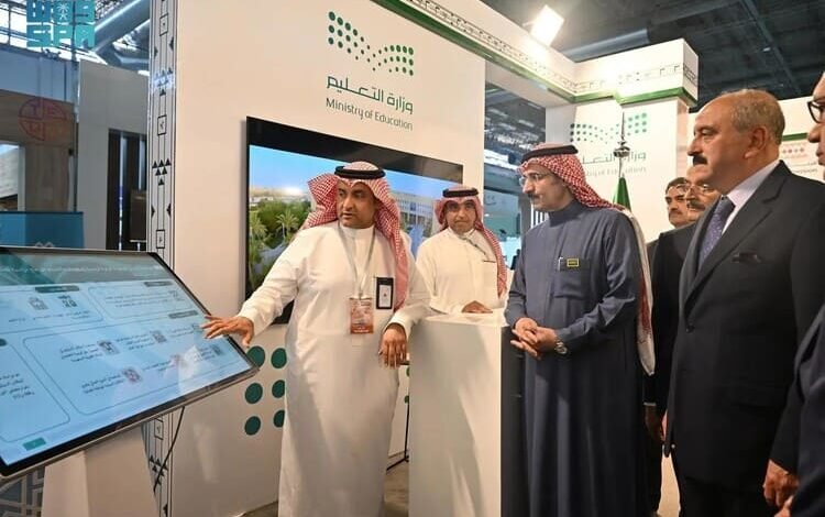 وزير الخارجية التونسي يزور جناح السعودية في معرض تونس الدولي للكتاب 2025