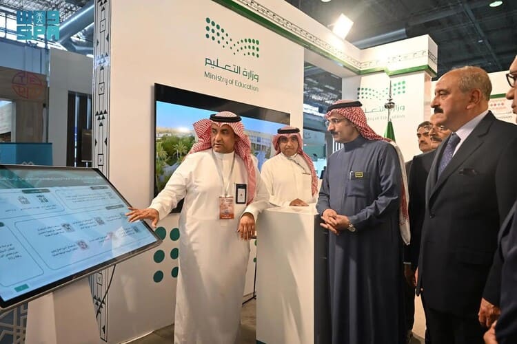 وزير الخارجية التونسي يزور جناح السعودية في معرض تونس الدولي للكتاب 2025